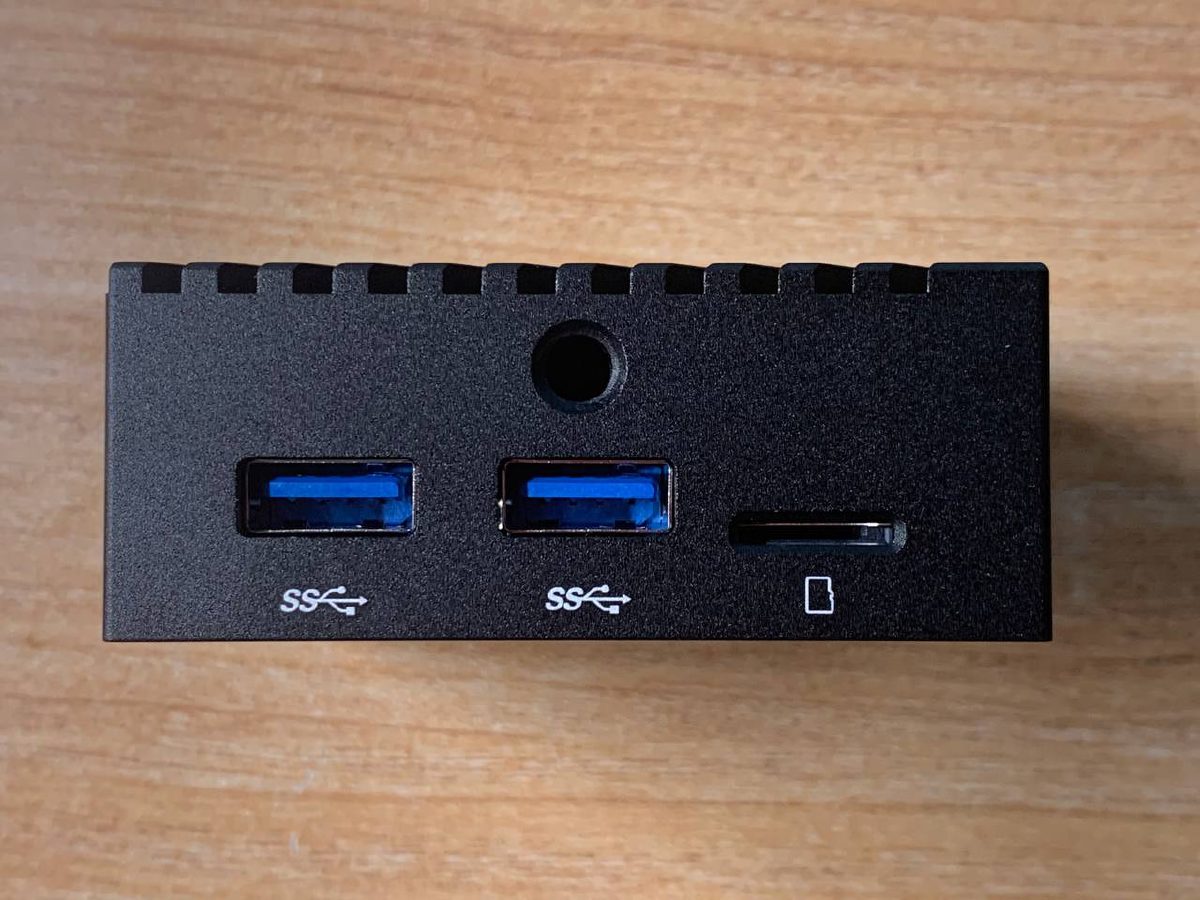 USB 3.0、SD卡插槽以及三脚架接口 “USB 3.0、SD卡插槽以及三脚架接口”